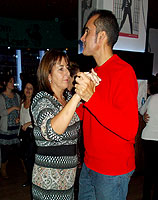 Fiesta de baile en el discopub New Tom Corless's. BAILAFACIL: lo mejor para bailar en Gijón. Copyright © www.bailafacil.es.