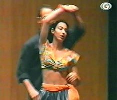 Bailando salsa durante una actuación en el Teatro Jovellanos retransmitida por TeleGijón.