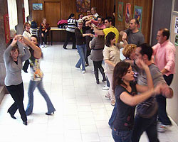 Alumnos bailando cumbia en el local de Pumarín.