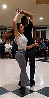 Vistoso giro de salsa del profe y una de sus alumnas durante la espicha-baile del 29 de febrero de 2020. Copyright © www.bailafacil.es