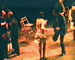 Imagen de una actuación de 1992 en el Teatro Jovellanos, en primer término faux y Marta