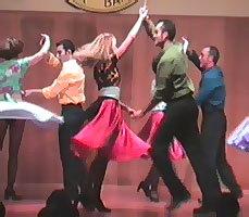 faux y sus alumnos bailando cumbia en una actuación del año 2000