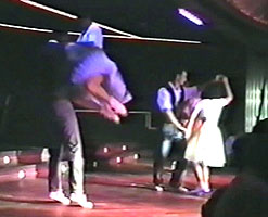 Actuación del Grupo Swing en la discoteca La Real de Gijón en 1993. En primer término, faux.