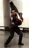 faux y Emma iniciando una acrobacia durante una actuación de 2003 en el Centro Municipal del Coto