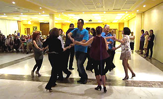 Una de las formas más divertidas de bailar salsa es la rueda cubana
