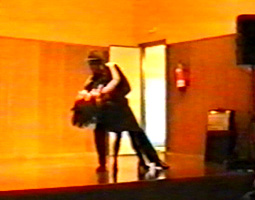 Emma y faux bailando un solo de tango en una actuación de 1999