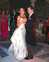 Aunque cada vez se baila menos socialmente, el vals de los novios sigue siendo tradición en las bodas