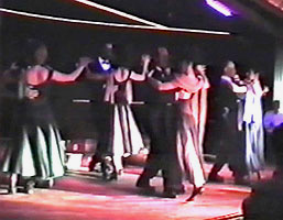 El vals lento es, ante todo, un baile elegante. Actuación del Grupo Swing en 1992.