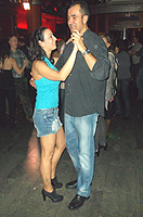 Los dos profes, muy sonrientes durante una fiesta de bailes de salón organizada por BAILAFACIL en la Discoteca Otto en 2013. Haz clic para ampliar la imagen.