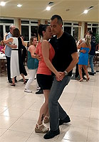 Los profes, bailando en la cena fin de curso BAILAFACIL 2022. Haz clic para ampliar. Copyright © www.bailafacil.es.