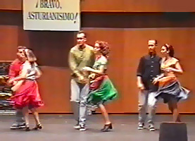 Un momento de la espectacular coreografía de salsa y rueda cubana 'Llegó el sabor', estrenada el 18 de abril de 1999 en el Teatro Jovellanos de Gijón para el programa 'Bravo Asturianísimo' de TeleGijón. Copyright © www.bailafacil.es