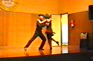 faux y Emma bailando una coreografía de tango argentino en 1999 durante una exhibición de bailes de salón.