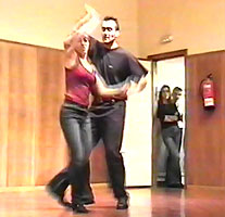 Pantallazo de vídeo de un ensayo del famoso rock con acrobacias que bailaron Emma y faux en varias actuaciones de 2002 y 2003. Haz clic para ampliar.