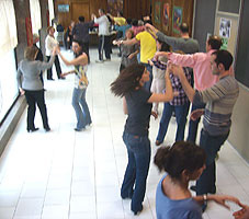 Imagen tomada durante una clase de bailes de salón de Emma en Pumarín, con todos los alumnos practicando cumbia. BAILAFACIL: lo mejor para aprender a bailar en Gijón. Copyright © www.bailafacil.es