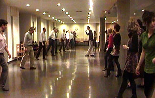 La inmensa mayoría de las consultas que recibimos están relacionadas con nuestras clases de baile. Haz clic para ampliar. Copyright © www.bailafacil.es.