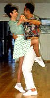 Ensayando un paso de chachachá con Marta en 1994. Haz clic para ampliar. BAILAFACIL: la web del baile en Gijón. Copyright © www.bailafacil.es