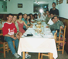Cena con algunos compañeros de baile en 1994.