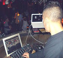 faux haciendo de DJ  en una fiesta reciente en la discoteca Otto de Gijón. Copyright © www.bailafacil.es