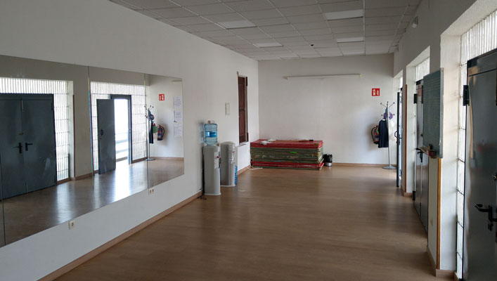 Local polivalente de la Asociaci�n de Vecinos Vega-La Camocha donde tendr� lugar el curso BAILAFACIL. Copyright � www.bailafacil.es.
