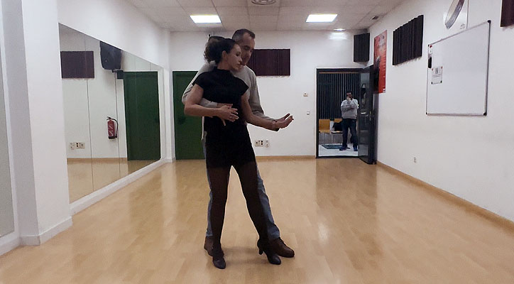 El profe baila con una alumna en la Escuela de M�sica y Baile 'Villa de Xix�n'. Haz clic para ampliar. Copyright � www.bailafacil.es.