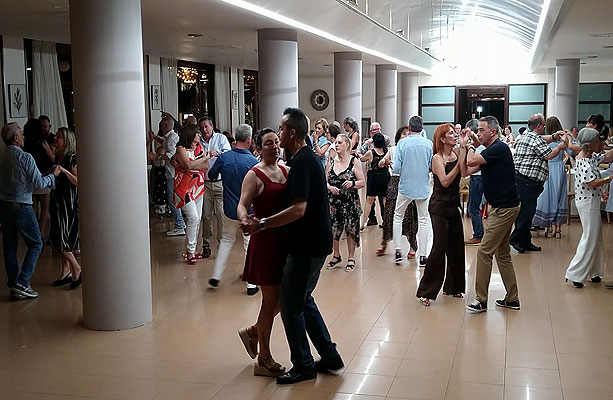 Un momento del baile posterior a la cena fin de curso BAILAFACIL 2026, Restaurante Marieva Palace, Gij�n, 13 junio 2026. Haz clic para ampliar la imagen. Copyright � www.bailafacil.es.